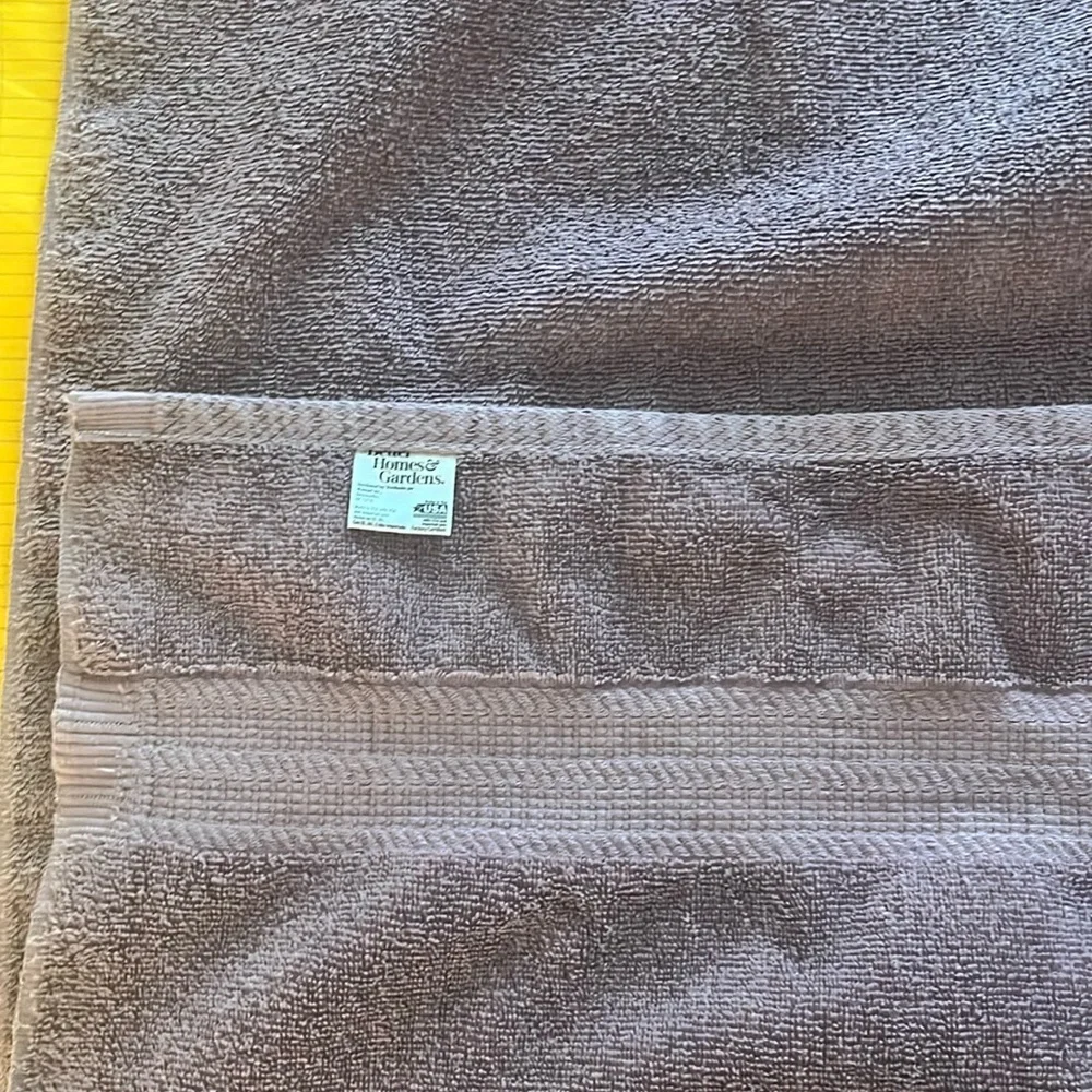 EUC - Better Homes & Gardens Bath Towel